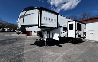 Modern Fifth Wheel – Your Home on the Road