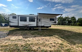 **Campy the SUPER COOL pet friendly 5th Wheel**