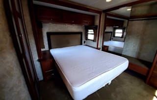 2011 Winnebago Adventurer 35P
