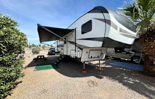 Modern Fifth Wheel – Your Home on the Road