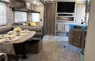 2019 Palomino Puma w Outdoor Kitchen Sleeps 10