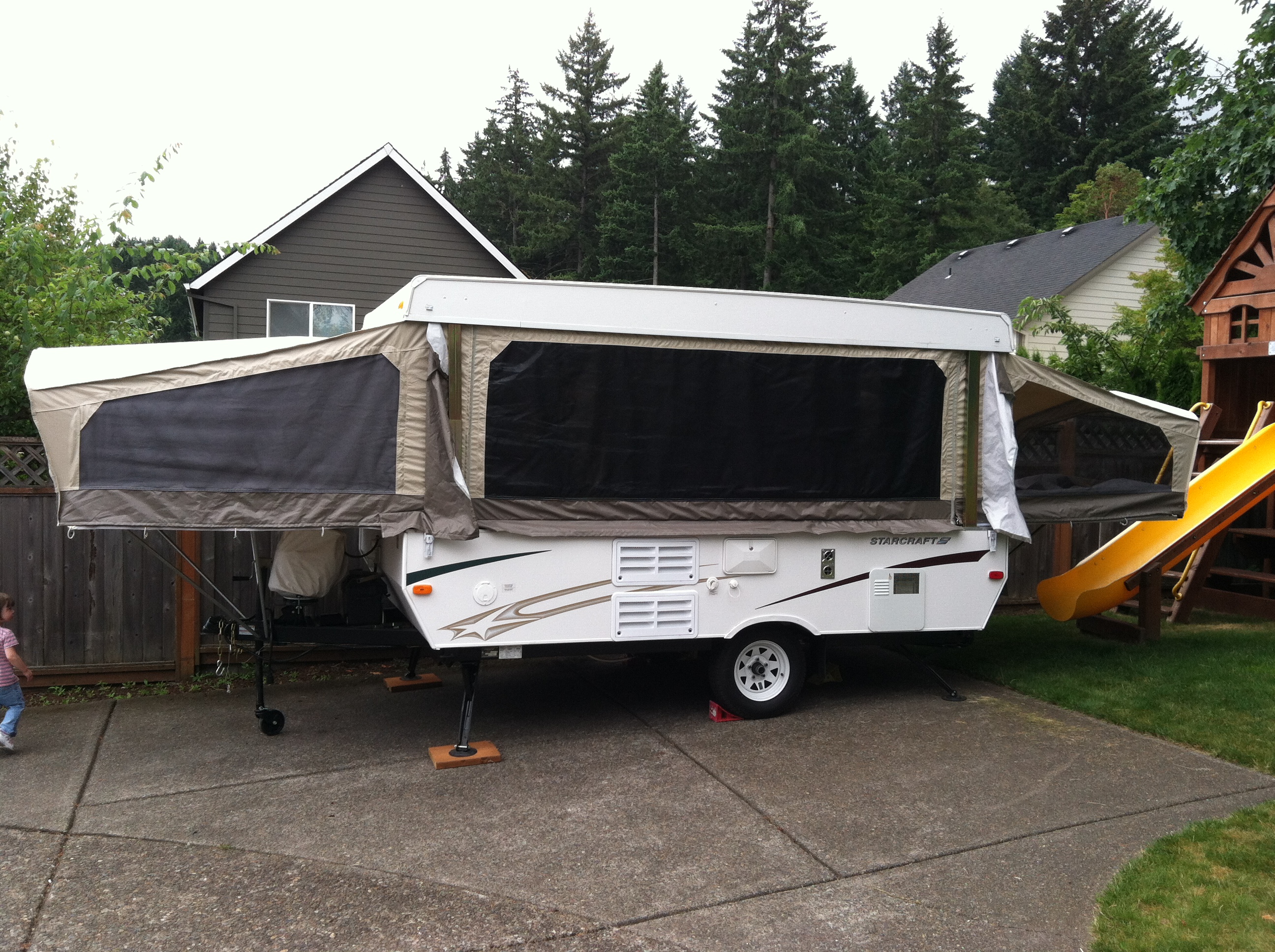 Light folding (popup) trailer. Starcraft 2406. RVshare