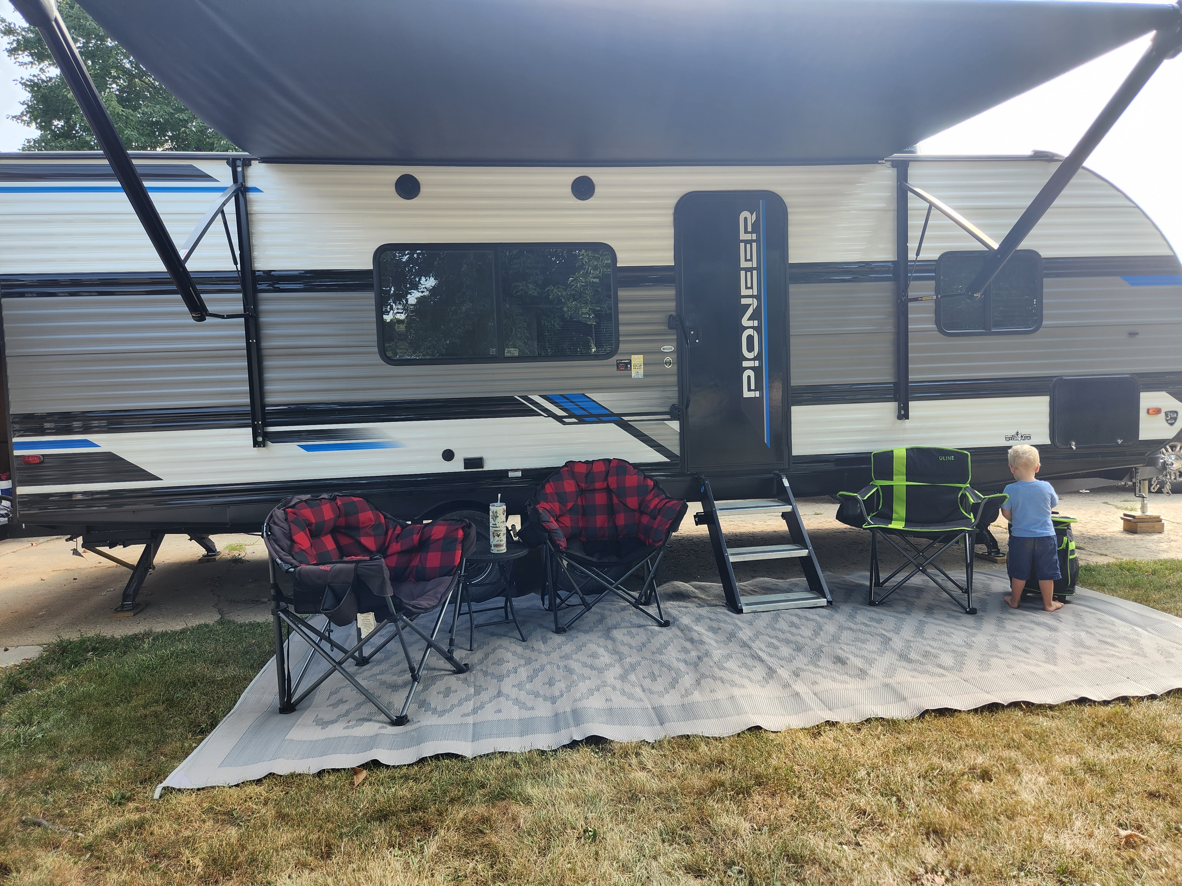 300 Pioneer BH 250 Travel Trailer