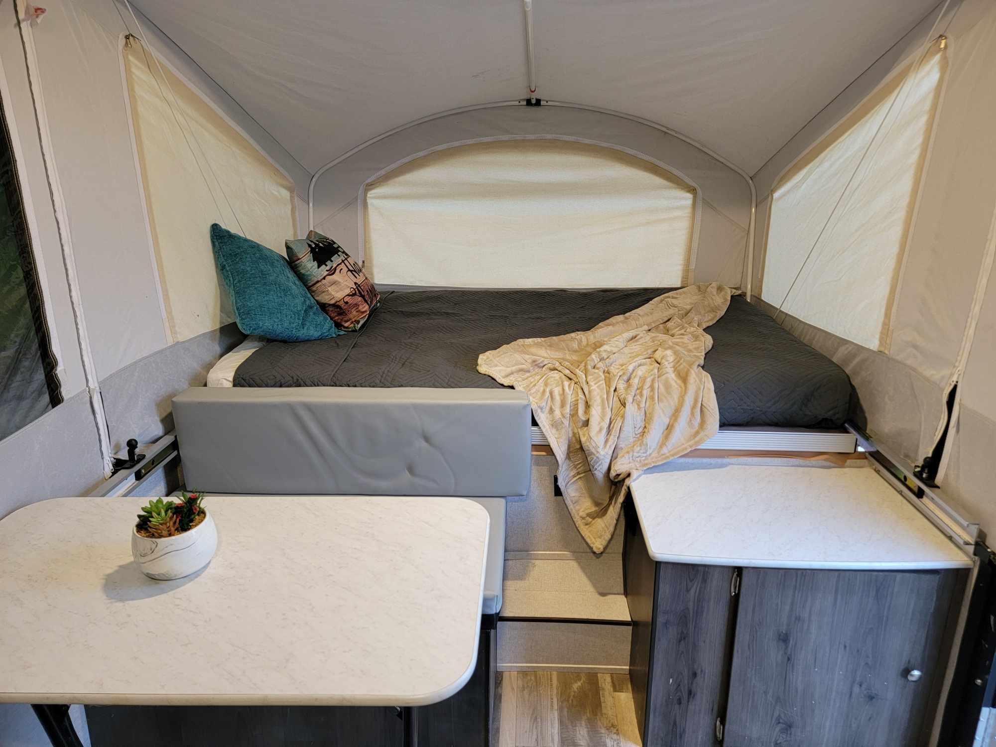 17.0 Clipper Camping Trailers 806XLS Pop-up Camper | RVshare