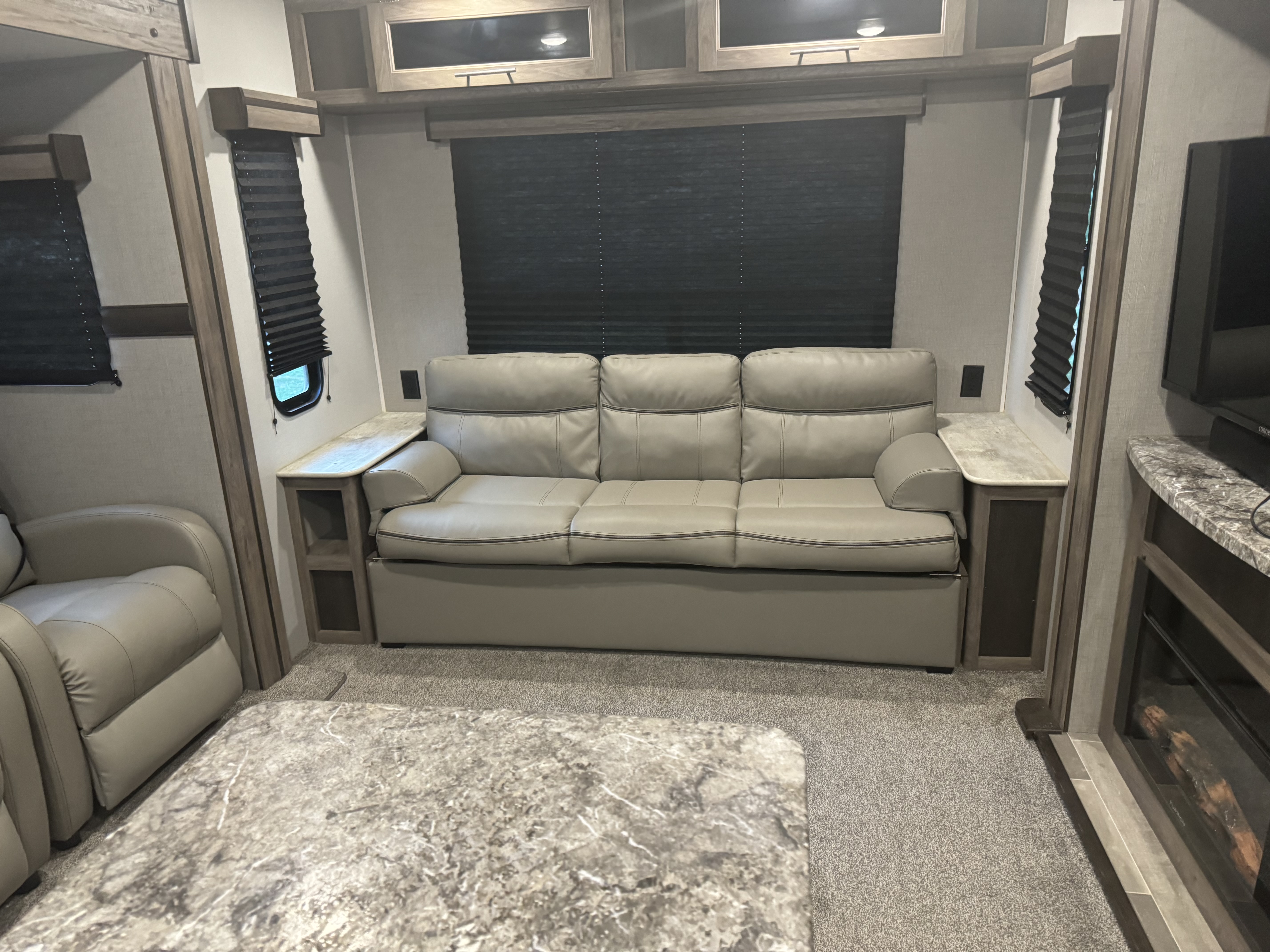 ◆CAMPER◆ Billie K201725003 Billie's Entertainment Camper - KING BED | RVshare