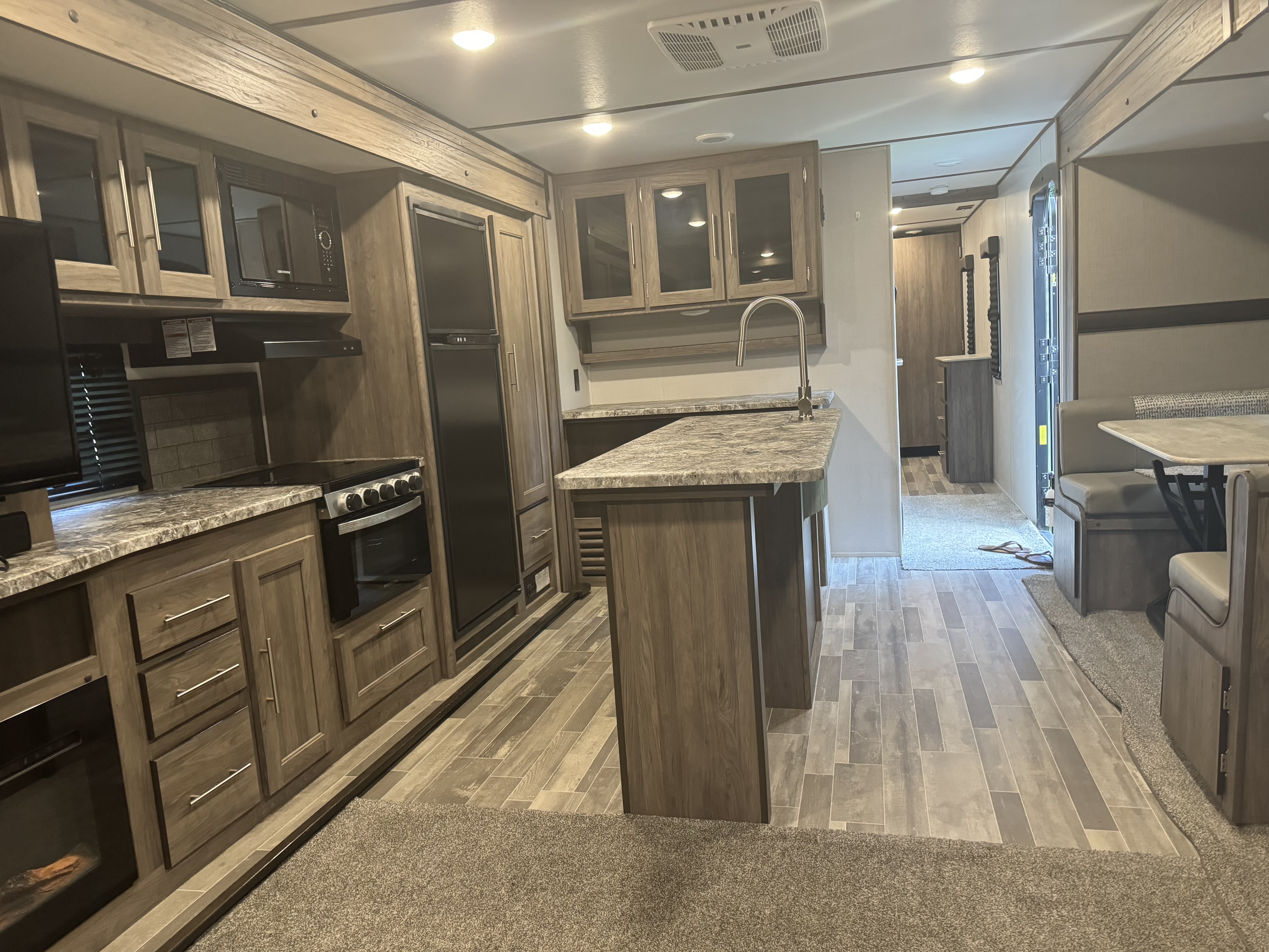 ◆CAMPER◆ Billie K201725003 Billie's Entertainment Camper - KING BED | RVshare