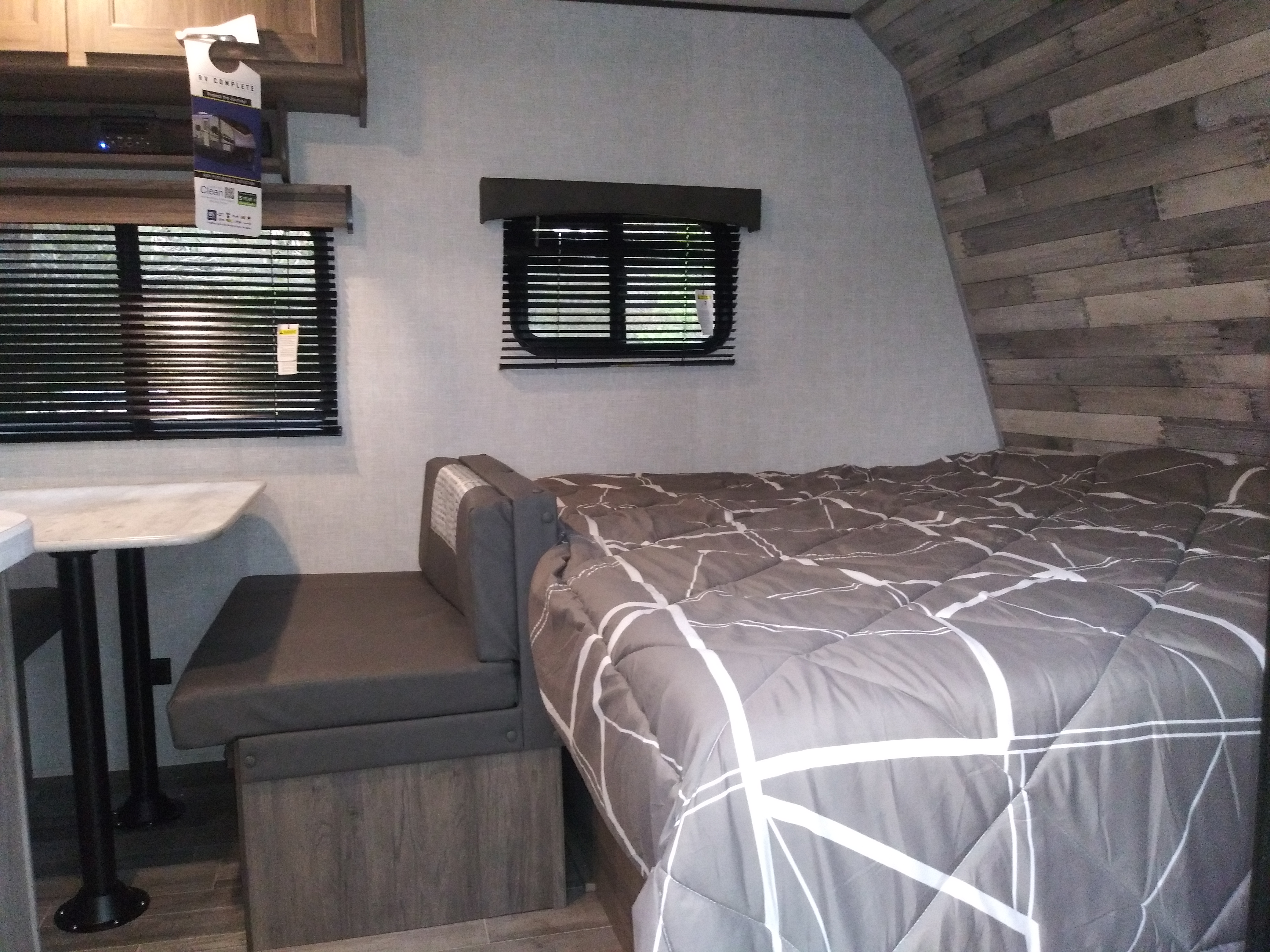 18.0 Zinger Lite ZR18BH Travel Trailer | RVshare
