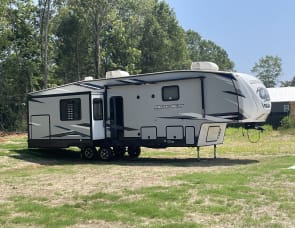 Forest River RV Cherokee Arctic Wolf Suite 3550