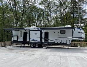 Forest River RV Cherokee Arctic Wolf Suite 3770