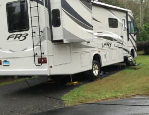 Forest River Fr3 31 foot. Handicapped RV, has entryway lift,, loveseat and the passenger captain's chair!