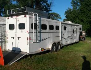 2007 Trails West 4 horse with living quarters