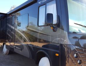 2015 Fleetwood storm 32H