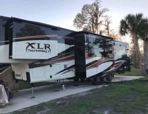 2014 XLR Thunderbolt TOY HAULER / 5th Wheel-- 415 AMP