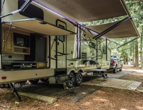 2017 Rockwood Signature Ultralight 8312SS
