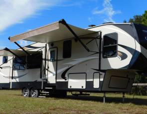 2019 SLEEPS 11 - OUTDOOR KITCHEN & TV - 4 SLIDEOUTS - FREE INSURANCE