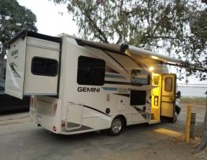 2016 ☆☆☆Beautiful compact mini-motorhome for a couple's retreat, fully loader, enjoy the awning and everything in our RV☆☆☆