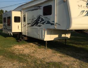 2005 Keystone Montana 3400 rl