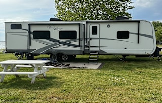 Happy Glamping in the Open Range with 1 1/2 baths!