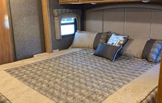 2019 Thor Motor Coach Miramar 37.1