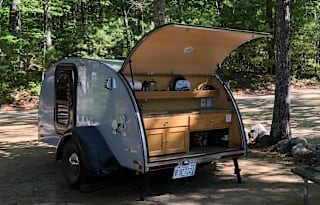 Cozy off-the-ground sleeper with kitchen
