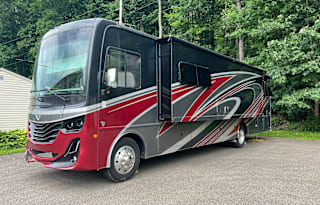 Relaxing Luxury RV Rental w/bunkhouse