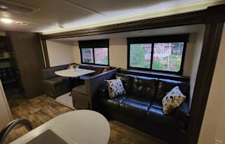 2018 Forest River Cruise Lite- Sleeps 9