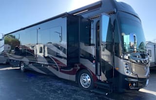 2019 Fleetwood RV Discovery LXE 40G