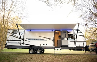Big Luxurious Camper w/ Kids' Bunkhouse sleeps 10