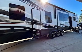 2022 Grand Design Momentum 381 M