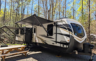 Outback: Chef's kitchen, King bed, 3 slides, Solar