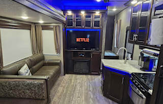 2018 Forest River RV Cherokee Arctic Wolf 315TBH8