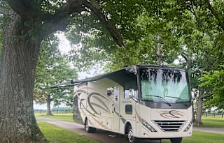 2019 Luxury Motor Coach w/ Washer / Dryer