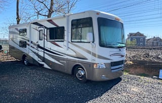 Easy to Drive Thor Hurricane 31G with Bunkbeds