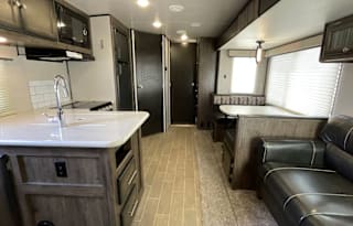 Enjoy this great, clean 2017 38’ RV! Like new!