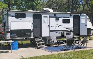 Make Memories with Jay! (Jayco Jay Feather 24BH)