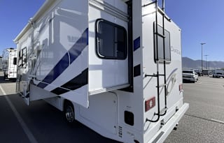 Thor Motor Coach Chateau 24F 2023