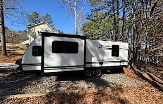 Cozy RV w Theatre seating in front & full queen