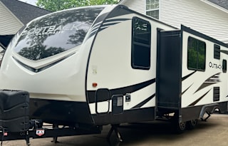Very comfy couples camper.  Pet friendly too!!