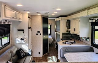 Sleeps 8 with Queen, Bunkbeds, Shower, Kitchen+