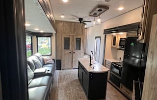 2022 Forrest River Cherokee Arctic Wolf 3770 Suite