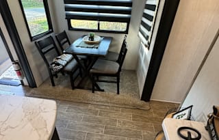 2022 Arctic Wolf 5th wheel sleeps 8-10