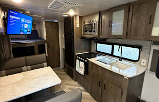 Travel trailer | Fits 8 Comfortably | Delivery