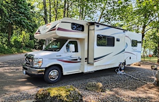 Coachmen, Sleeps 8, Queen Bed in Primary!