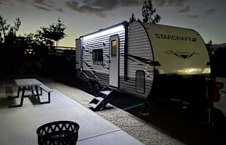 Like New: Pet Friendly Bunked RV w/ Solar Sleeps 7