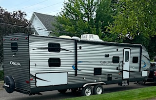 2019 Coachmen Legacy Edition Sleeps 10!
