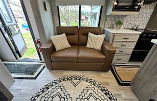 2024 Luxurious, Loaded & Spacious 2 Bdrm Pets Free