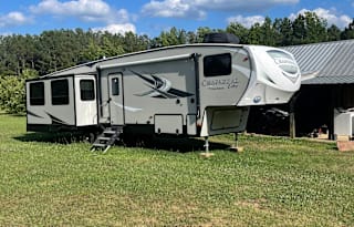 2019 Chaparral 5th Wheel Sleeps 6