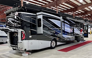 Luxury Coach - Quiet Diesel Pusher - Starlink