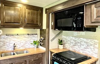 The Queen Bea: Class C 2018 Jayco Greyhawk 31FS