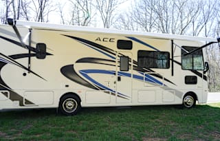 BRAND NEW Family Friendly Class A RV, Sleeps 8